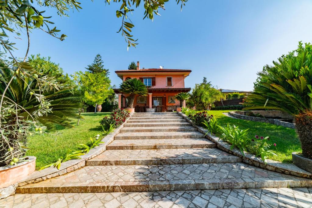 une maison avec un escalier menant à une maison dans l'établissement Villa Rita Taormina, à Taormine