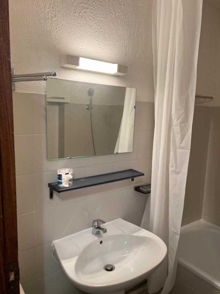 une salle de bain avec un lavabo et un miroir dans l'établissement Orcières-Merlette le Panoramic, à Orcières