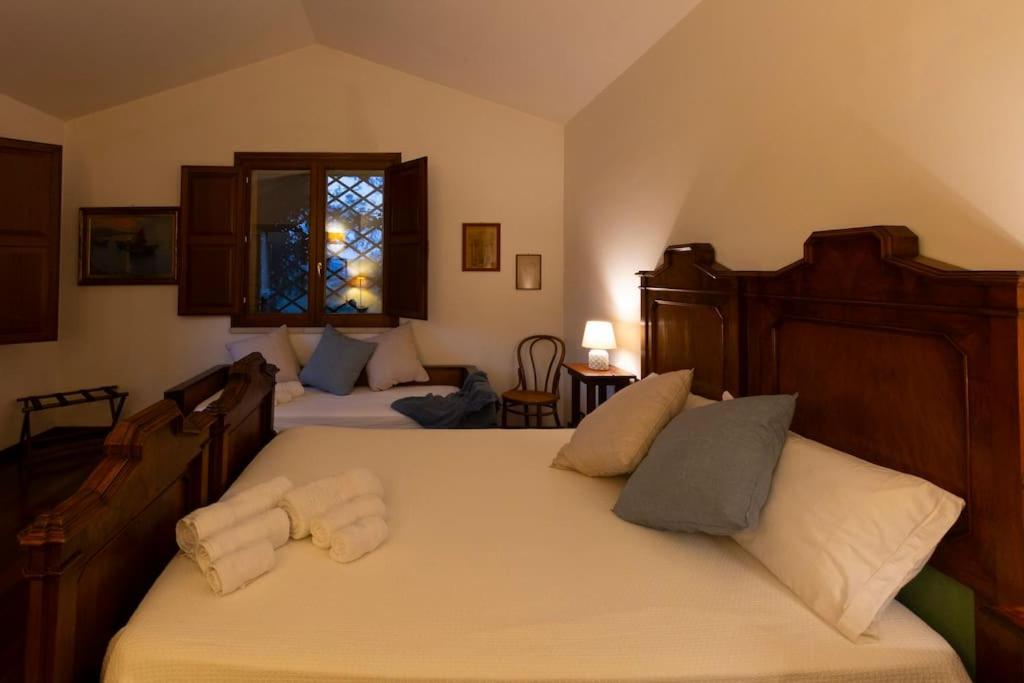 - une grande chambre avec 2 lits et une fenêtre dans l'établissement A lume di candele, à Paceco