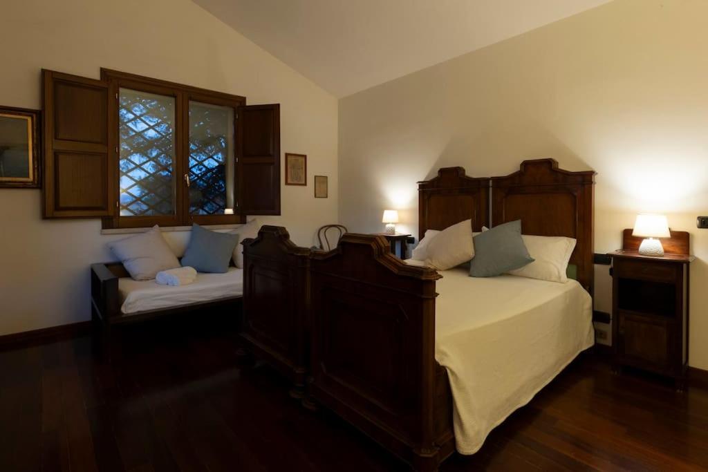 une chambre avec deux lits et une fenêtre dans l'établissement A lume di candele, à Paceco 46 autres photos