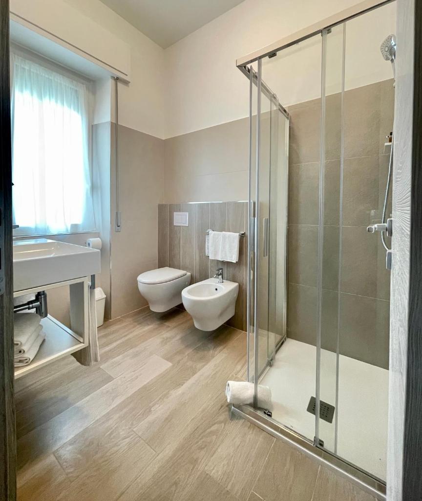 une salle de bain avec une douche, des toilettes et un lavabo dans l'établissement Hotel Continental, à Tortoreto Lido 109 autres photos