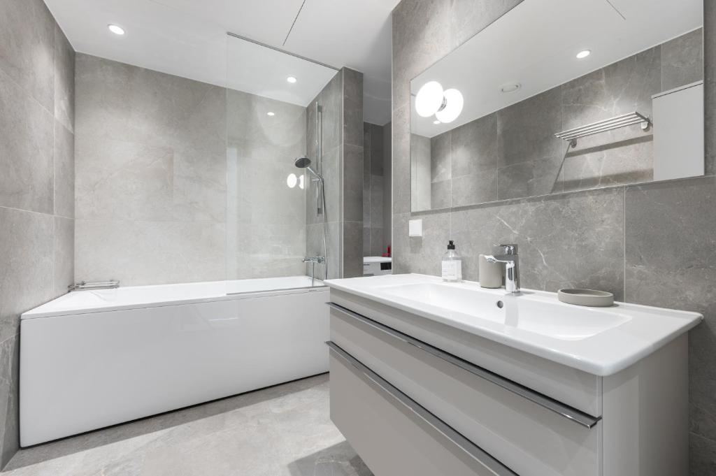 Brand new 2bdroom Free Parking Apartment 8