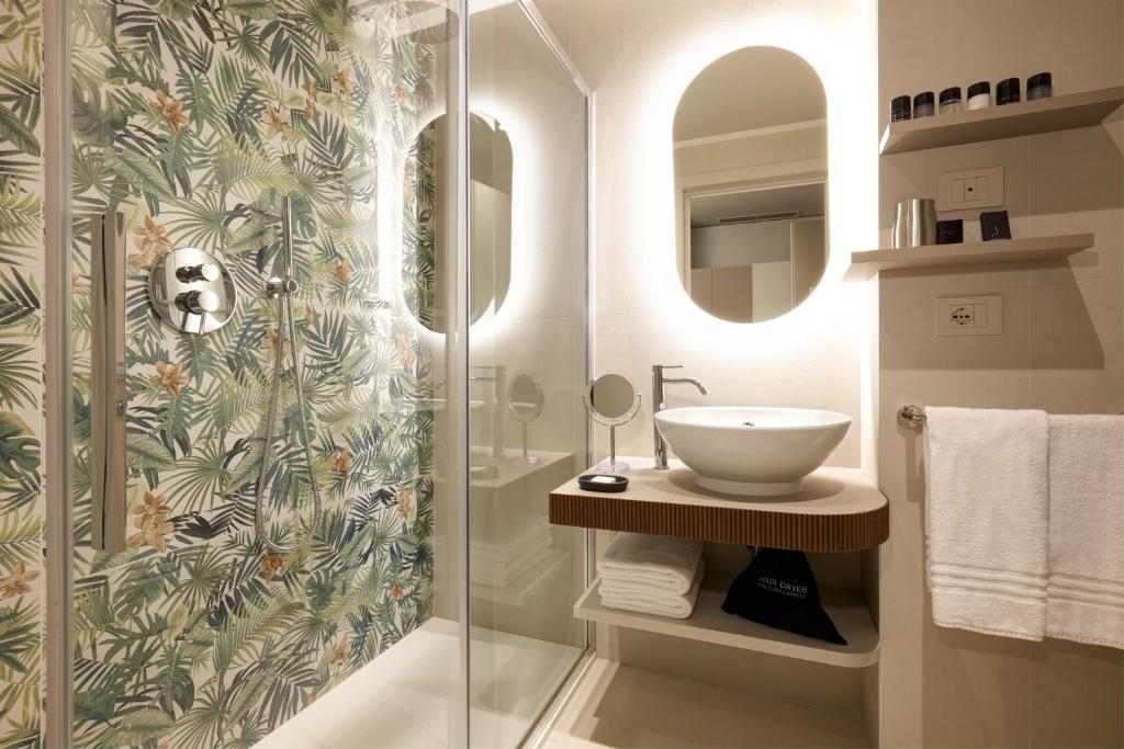une salle de bain avec douche et lavabo dans l'établissement Adriatic Palace Hotel, à Lido di Jesolo