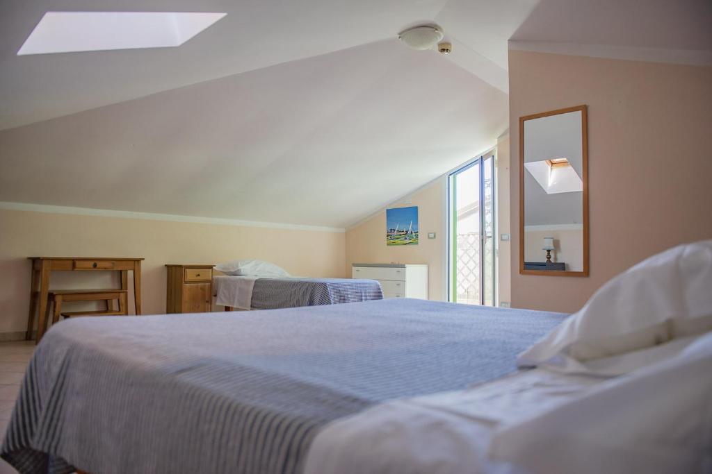 une chambre avec deux lits et une fenêtre dans l'établissement Hotel l'Etrusco - San Vincenzo, à San Vincenzo