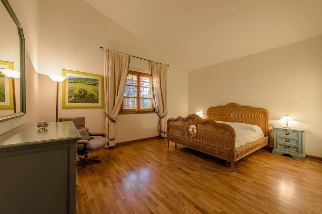 une chambre avec un lit, une chaise et une table dans l'établissement Villa Belvedere Il Melograno, à San Giusto 39 autres photos