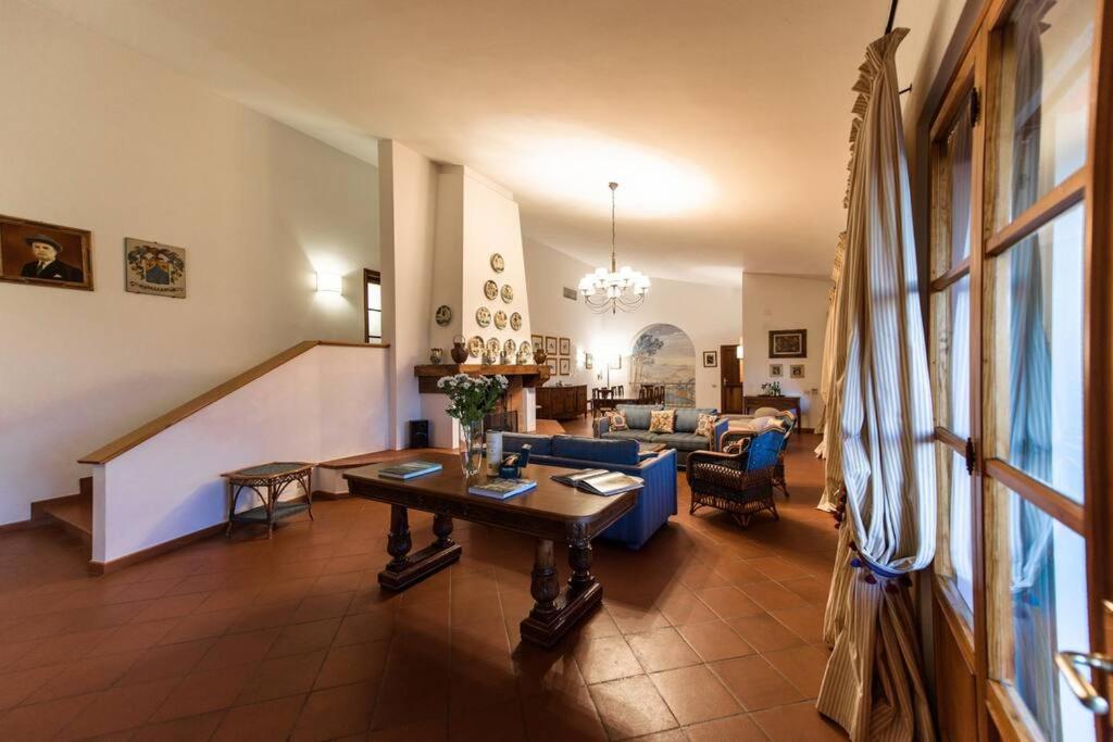 un salon avec un canapé et une table dans l'établissement Villa Belvedere Il Melograno, à San Giusto