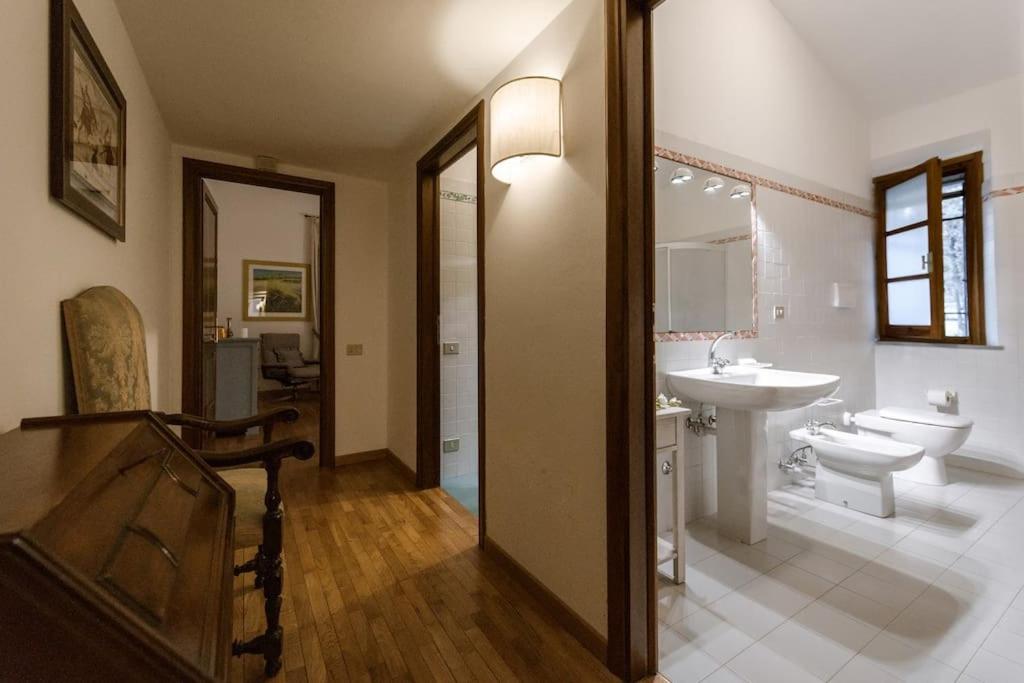 une salle de bain avec un lavabo et des toilettes dans l'établissement Villa Belvedere Il Melograno, à San Giusto
