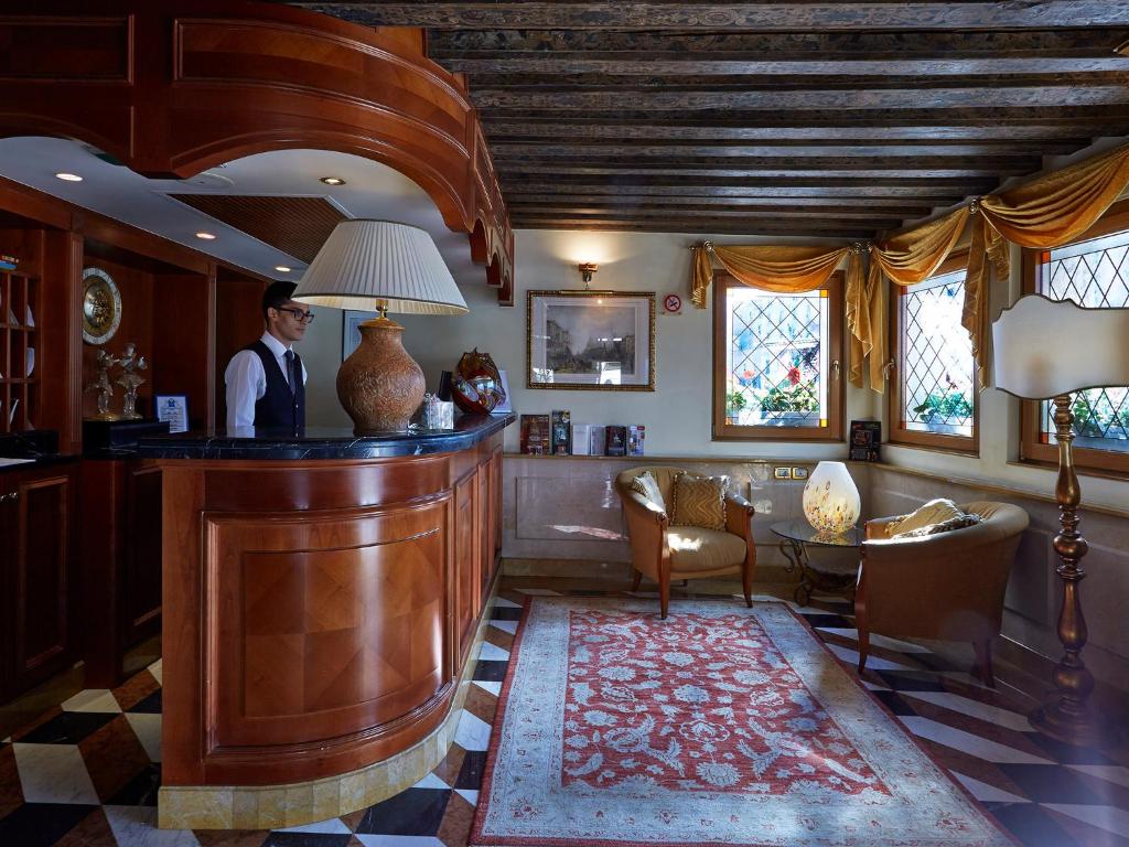 Hotel Antiche Figure Image