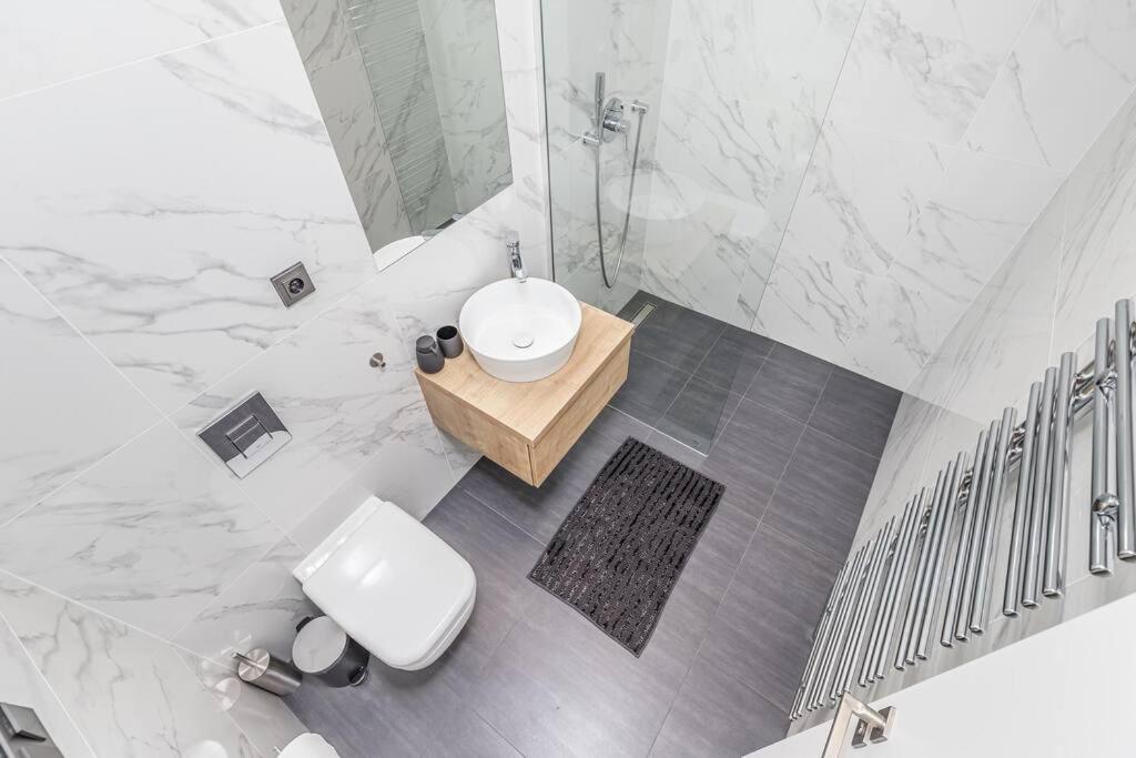 Cozy quiet new apartment in Karlin square 8