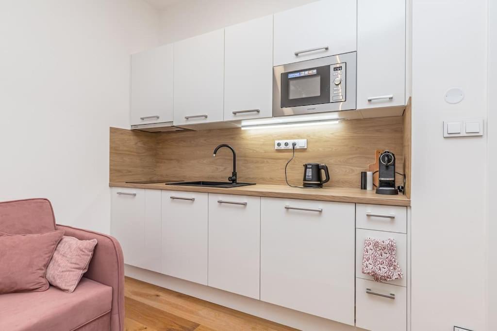 Cozy quiet new apartment in Karlin square 7
