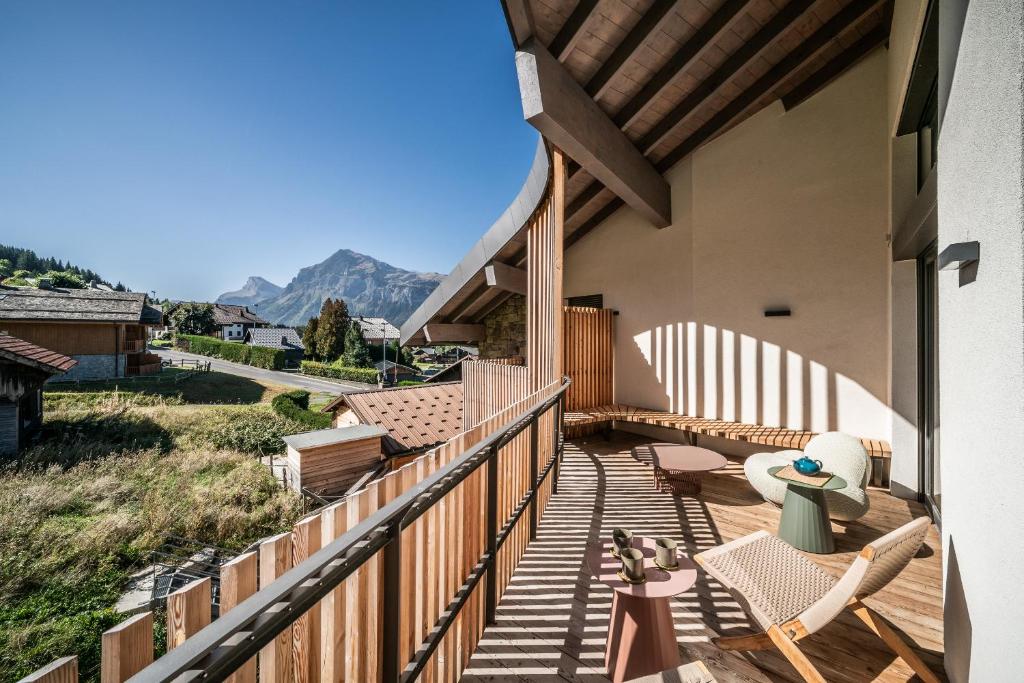 un balcon d'une maison avec vue sur les montagnes dans l'établissement Apartment Tourmalet Carrôz d'Arâches - BY EMERALD STAY, aux Carroz d'Arâches