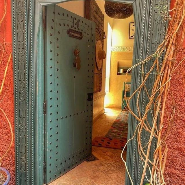 - une grande porte dans une chambre avec couloir dans l'établissement Dar 14 Marrakech, à Marrakech