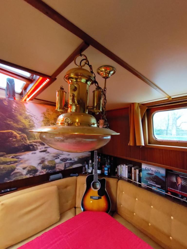 une salle de bains avec un lavabo à l'arrière d'un train dans l'établissement Lisbeth 1902, à Malestroit