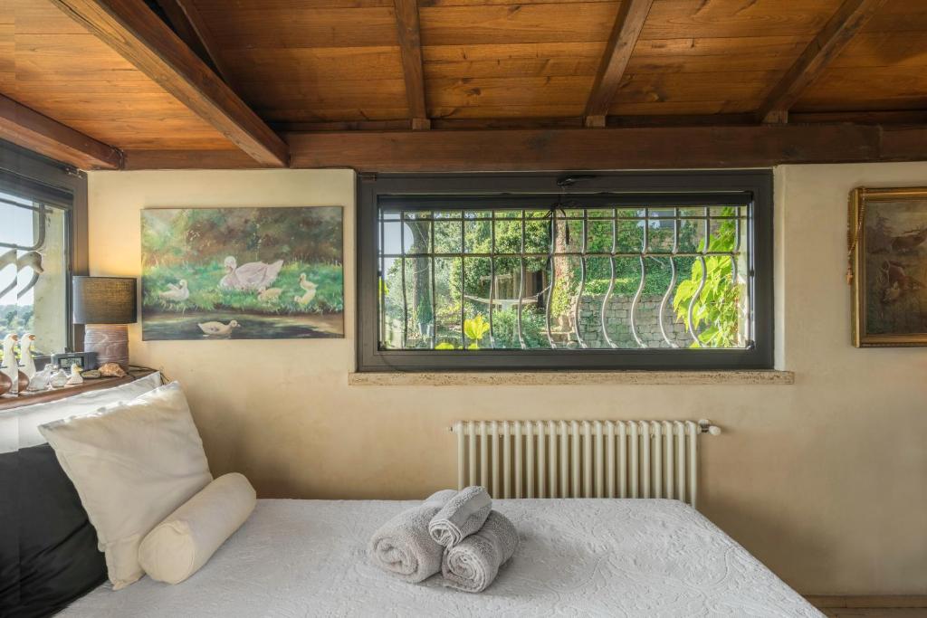 une chambre avec un lit et une fenêtre dans l'établissement Casale Delle Papere With Private Pool Near Rome, à Nepi 15 autres photos