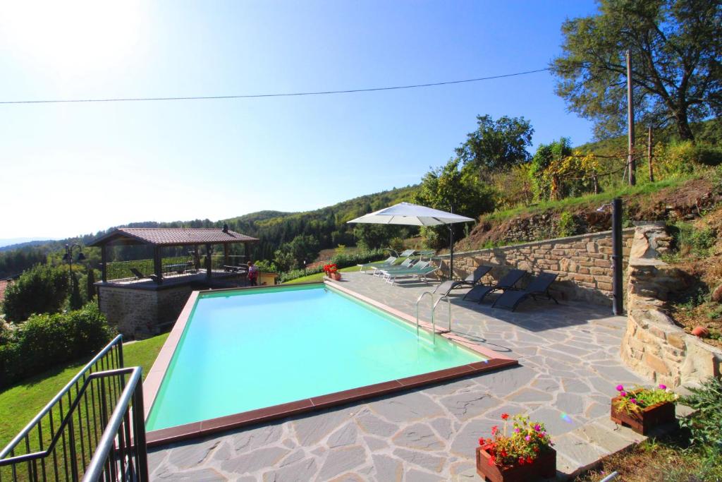 - une piscine dans une cour avec une colline dans l'établissement VILLA CASALTE, à Castel Focognano