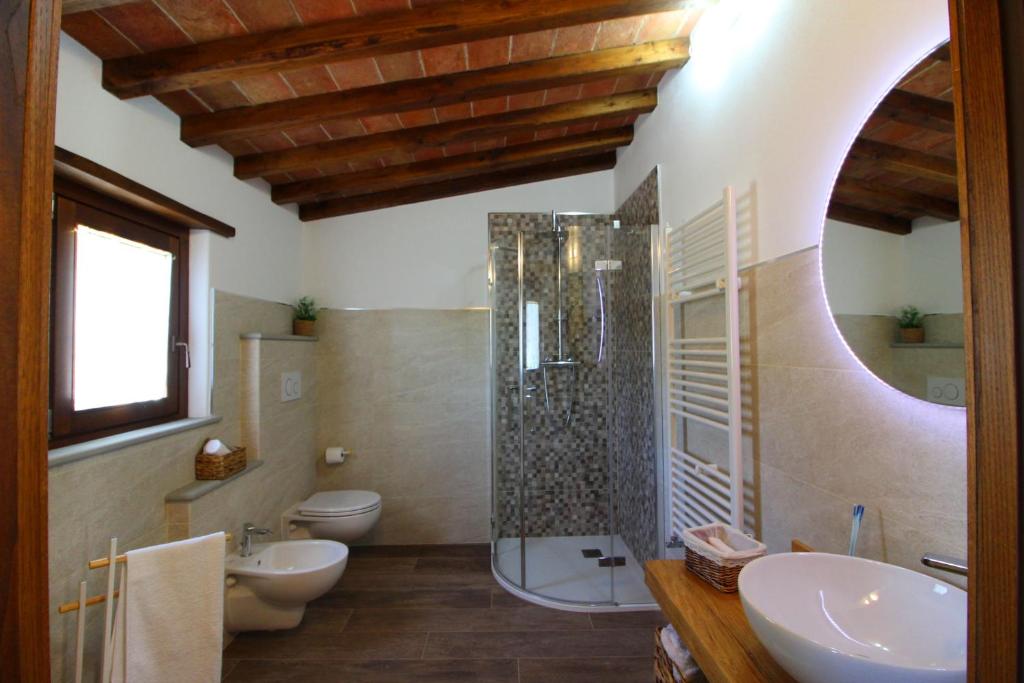 La salle de bains est pourvue d'une douche, de 2 lavabos et de toilettes. dans l'établissement VILLA CASALTE, à Castel Focognano