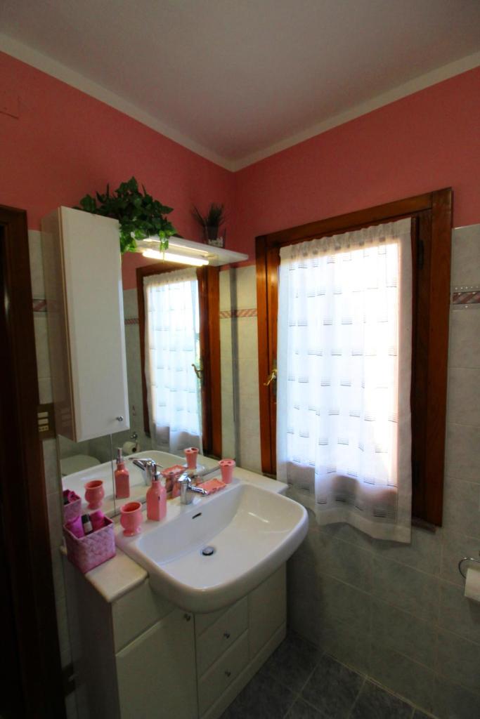 une salle de bain avec un lavabo et un miroir dans l'établissement VILLA CASALTE, à Castel Focognano 22 autres photos
