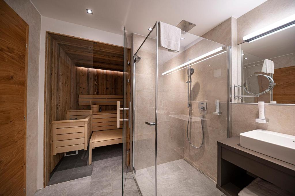 Lakeside Luxury Apartments 7
