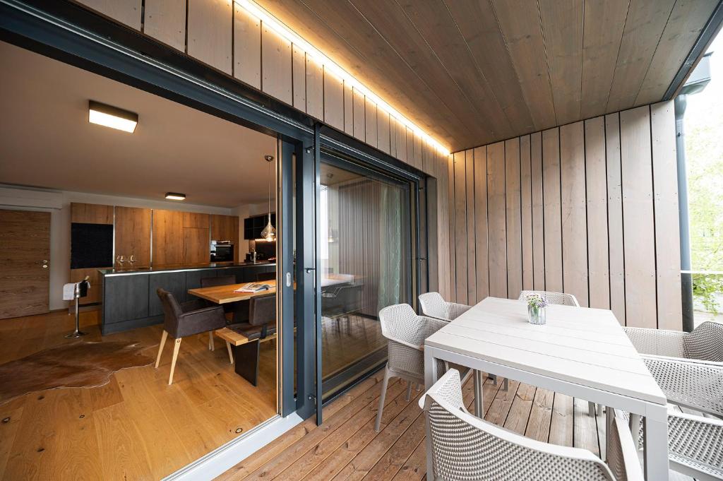 Lakeside Luxury Apartments 6