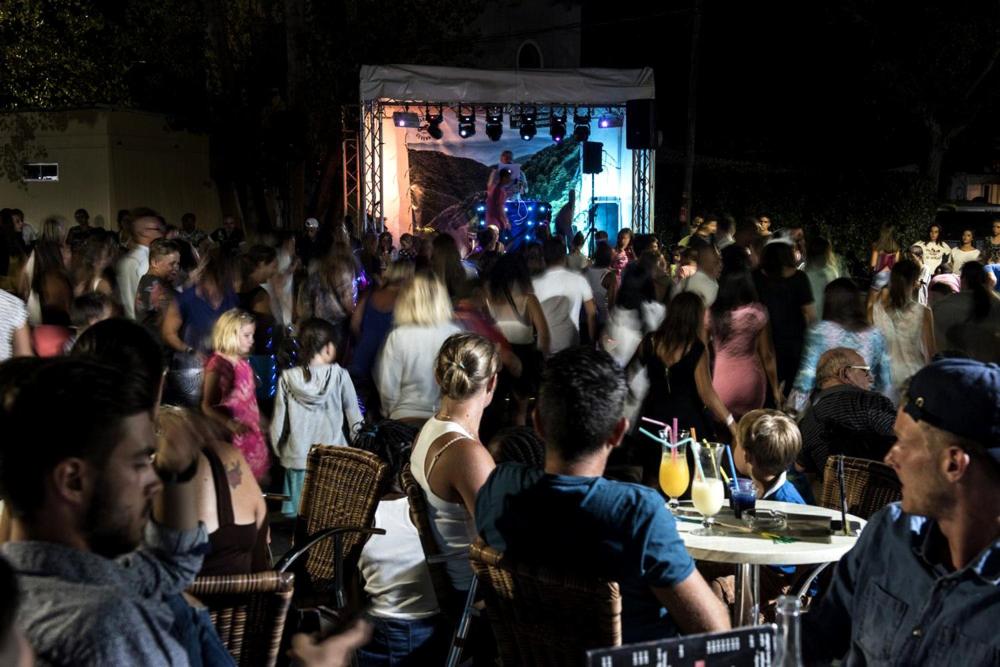 Une foule de personnes assises aux tables devant une scène dans l'établissement Oh! Camping - Les Roquilles Palavas les Flots, à Palavas-les-Flots