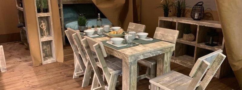 une table avec des chaises et un bol de fruits dessus dans l'établissement Oh! Camping - Les Roquilles Palavas les Flots, à Palavas-les-Flots