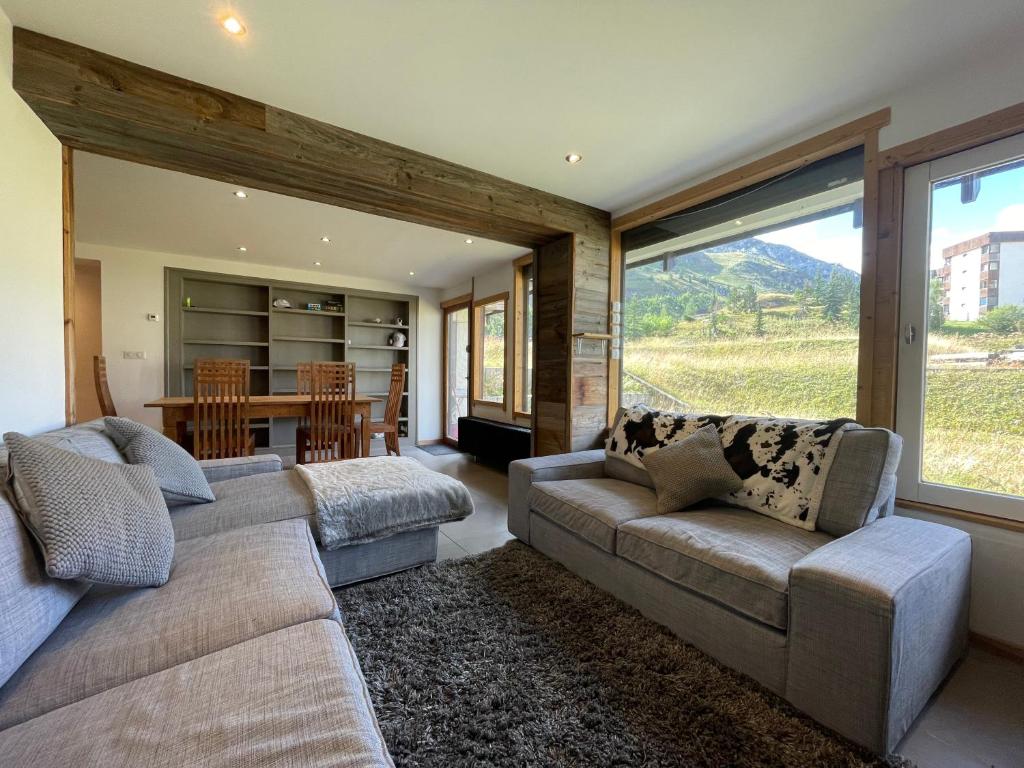 un salon avec deux canapés et une table dans l'établissement Ski in-Ski out! Spacious & Stylish Apartment for 8 in the heart of Lavachet, à Tignes
