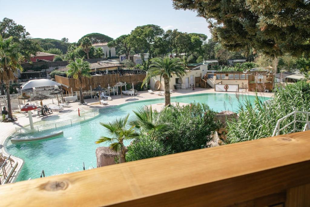 - une vue sur la piscine d'un complexe dans l'établissement Camping Site de Gorge Vent, à Fréjus