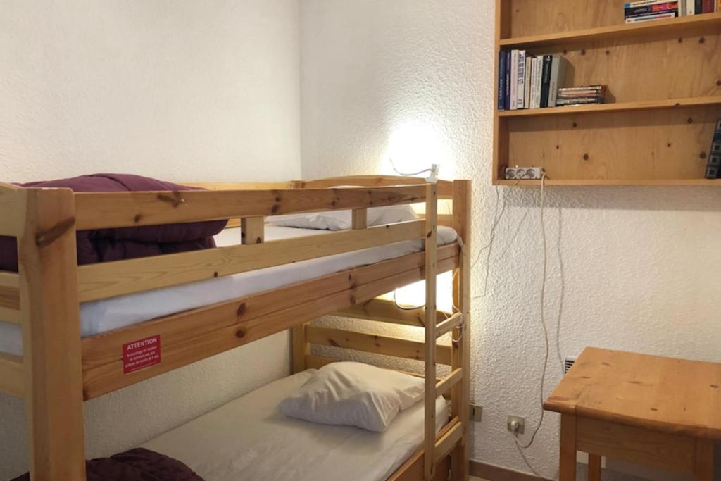une chambre avec deux lits superposés et une table dans l'établissement Nice 37m near the center of La Salle-les-Alpes, à La Salle Les Alpes
