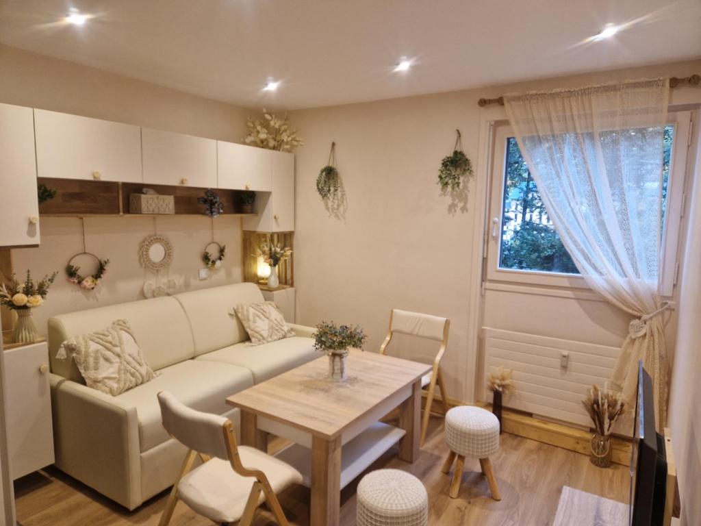 un salon avec un canapé et une table dans l'établissement Le Mont Bohème, à Saint-Gervais-les-Bains