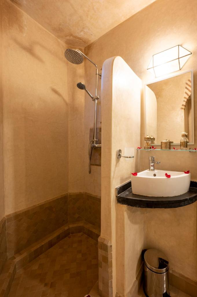 une salle de bain avec un lavabo et une douche dans l'établissement Riad Dar Azal, à Marrakech 27 autres photos
