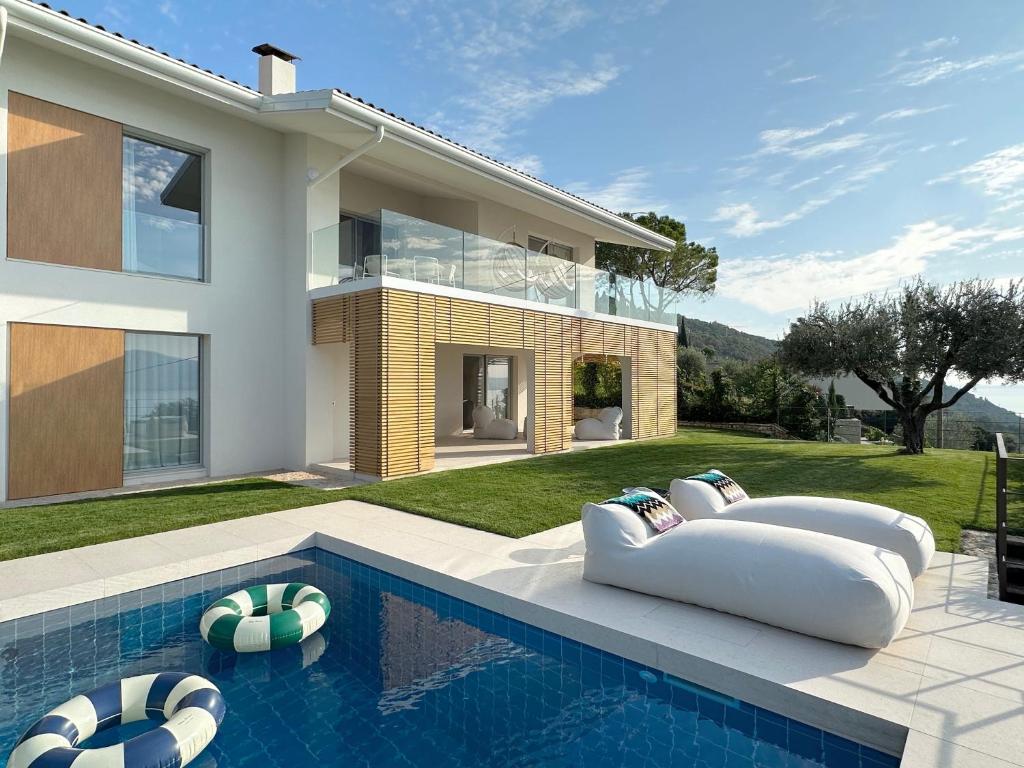 une maison avec une piscine devant une maison dans l'établissement Villa Montagna, à Torri del Benaco