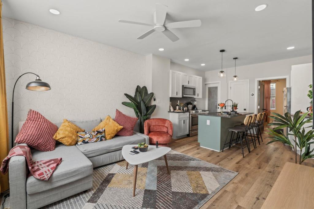 Passyunk Square Spacious 1 BR Oasis- Huge Deck Image