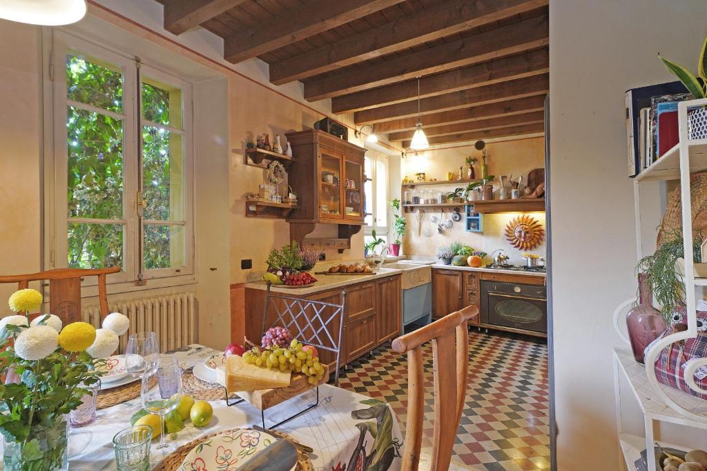 - une cuisine avec une table et des fruits dans l'établissement Villa Frida, à Salò