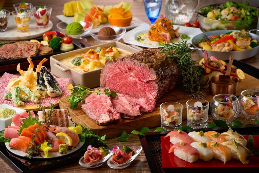 une table garnie de nombreux types d'aliments différents dans l'établissement Ooedo Onsen Monogatari Premium Shiomiso, à Murakami 37 autres photos