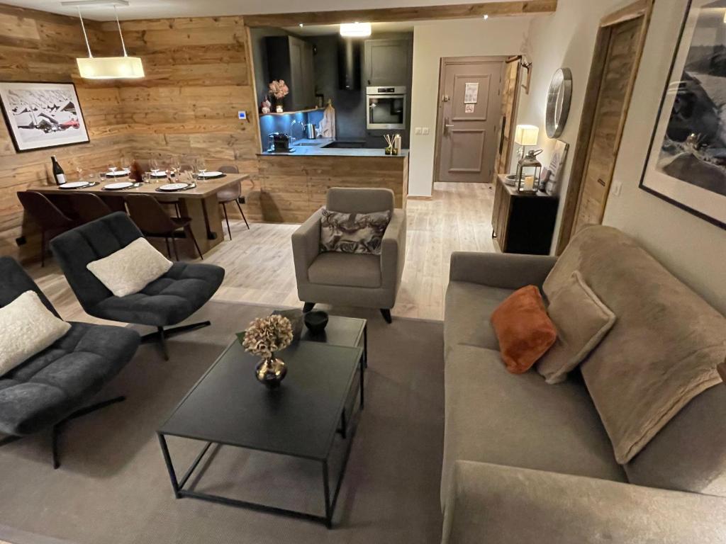 un salon avec un canapé, des chaises et une table dans l'établissement Spacious ski-in ski-out apartment 4-6 pax, 161 Sources de Marie Arc 1950, à Arc 1950