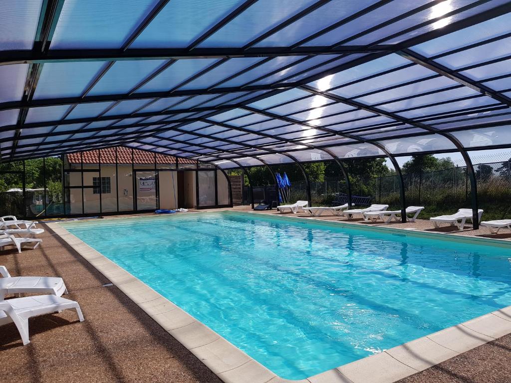 - une piscine avec toit rétractable dans l'établissement Camping La Grappe Fleurie, à Fleurie