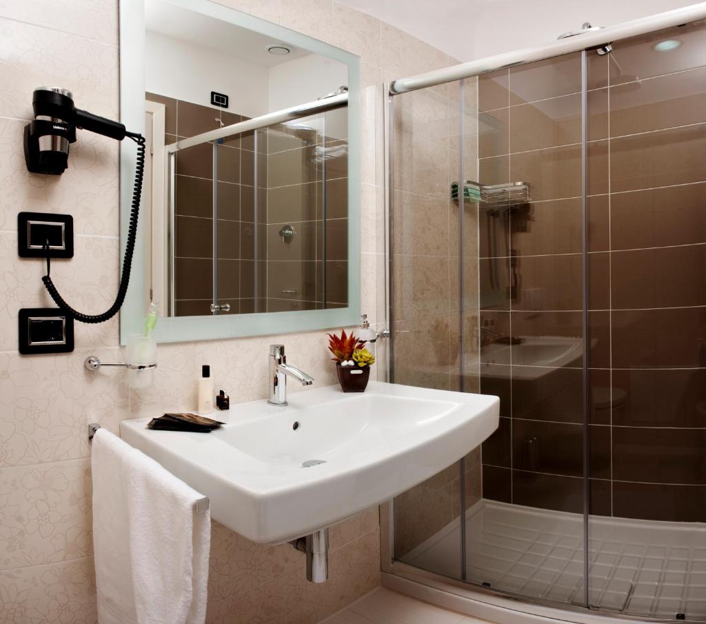 une salle de bain avec un lavabo et une douche dans l'établissement Gabri Park Hotel, à San Salvo