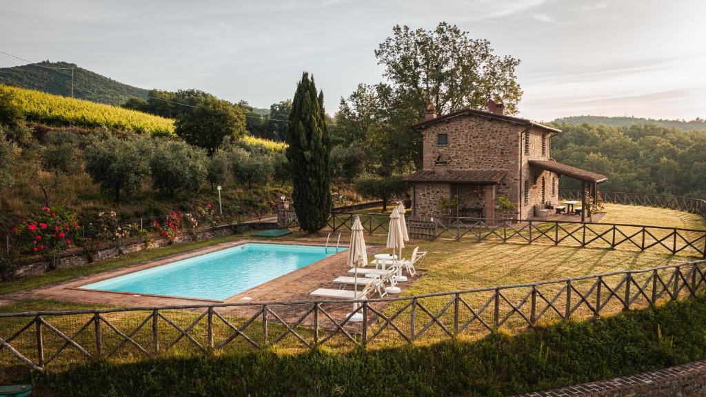 - une piscine en face d'une maison en pierre dans l'établissement Villa Miravalle, à Pietraviva