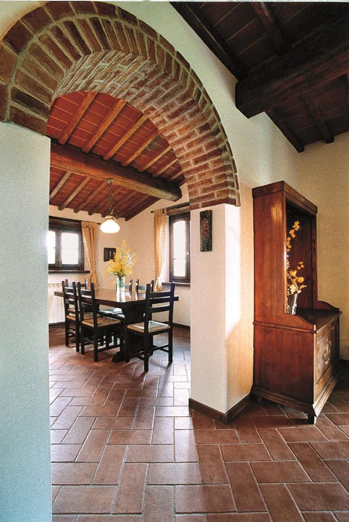 une salle à manger avec une table et quelques chaises dans l'établissement Villa Miravalle, à Pietraviva