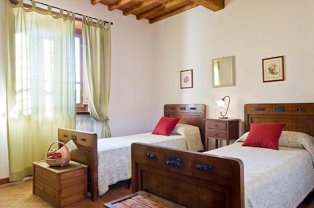 une chambre avec deux lits et une fenêtre dans l'établissement Villa Miravalle, à Pietraviva