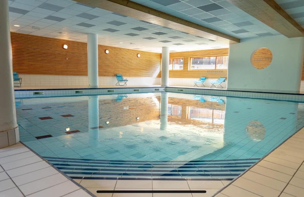 une grande piscine dans un immeuble dans l'établissement CENTRE STATION 1800 - Dernier étage Rénové - 2 Chambres 6 personnes - Skis aux pieds, aux Orres 12 autres photos