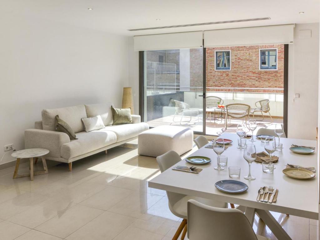 Wohnung in Figueres: Holiday Home Lizarran by Interhome