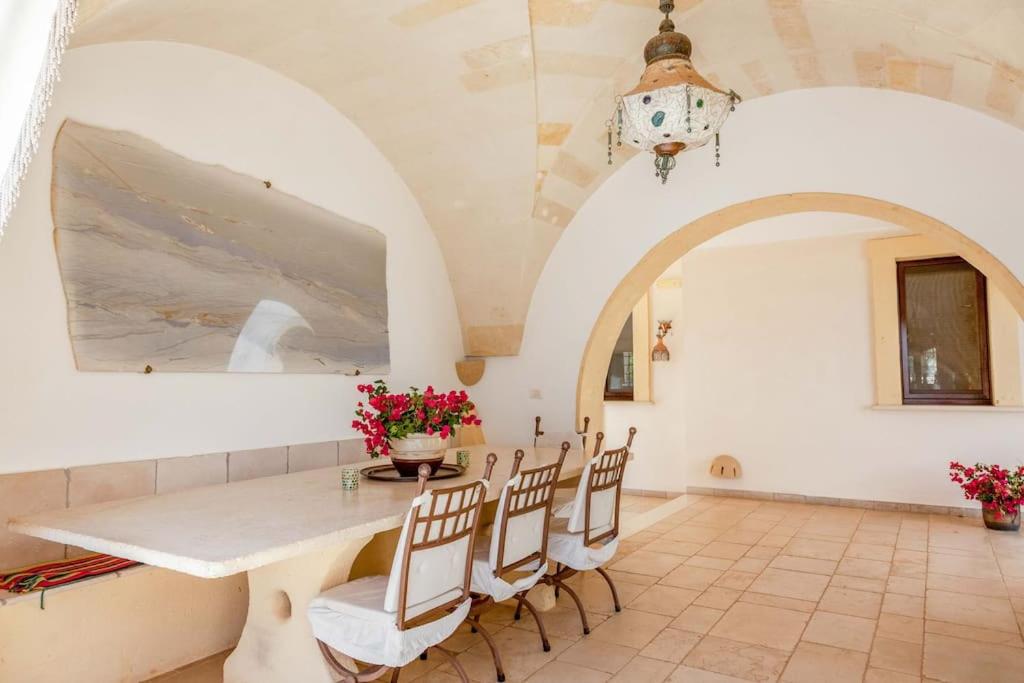une salle à manger avec une table et des chaises dans l'établissement Torre Guaceto Luxury Masseria with Salted Pool, à Serranova
