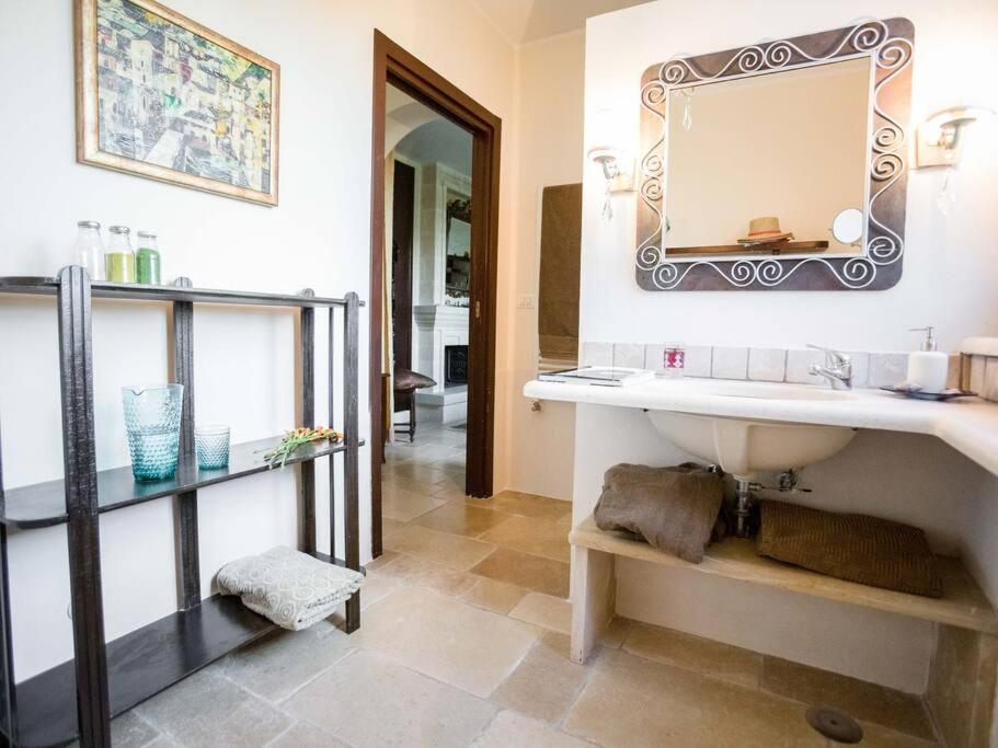 une salle de bain avec un lavabo et un miroir au mur dans l'établissement Torre Guaceto Luxury Masseria with Salted Pool, à Serranova