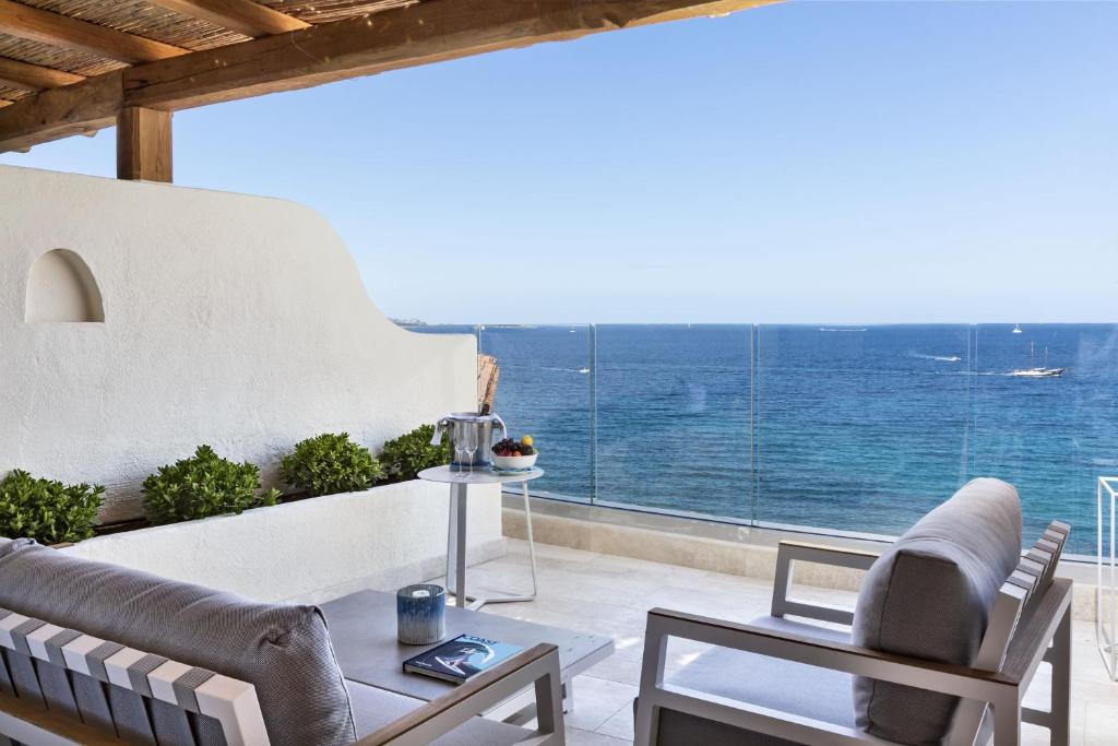 un salon avec vue sur l'océan dans l'établissement Club Hotel Baja Sardinia, à Baja Sardinia 50 autres photos