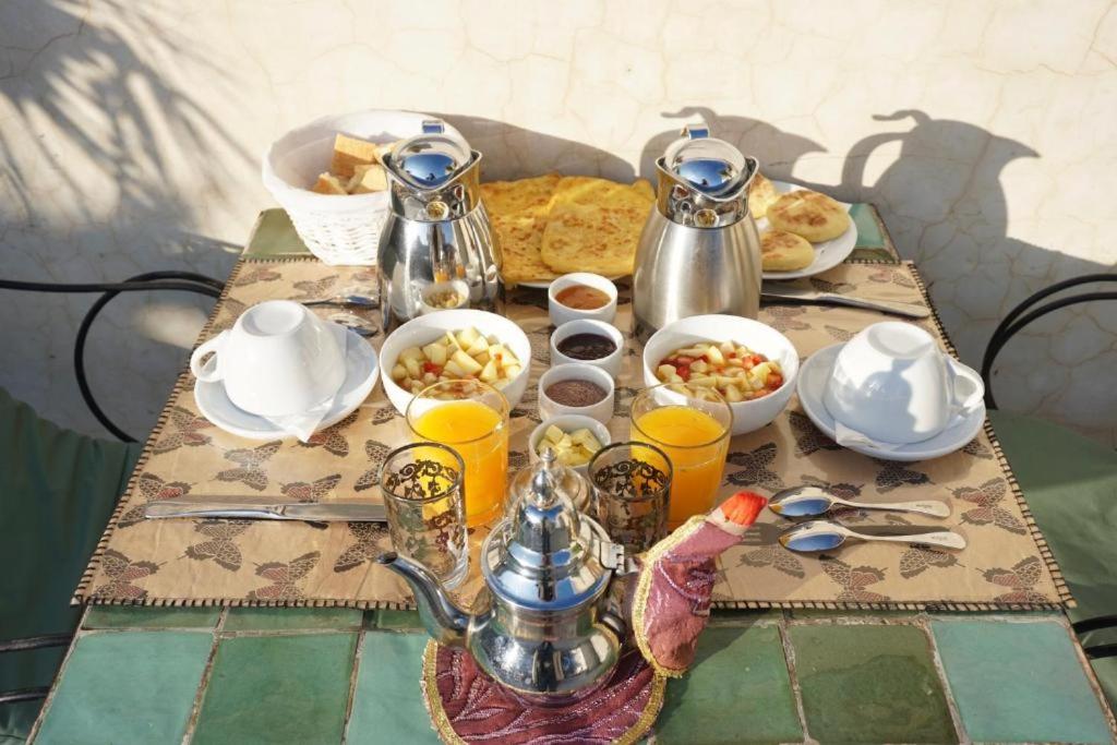 - une table avec de la nourriture et des boissons dans l'établissement Riad Basma Fes - Tranquil Getaway, à Fès 21 autres photos