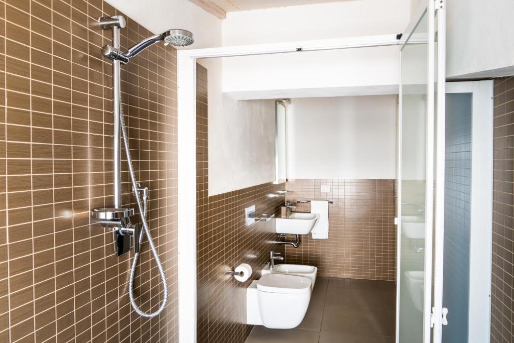 une salle de bain avec une douche avec des toilettes et un lavabo dans l'établissement Ville Edilia Vacanze, à Marina di Ragusa