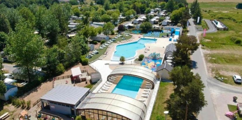 une vue aérienne d'un complexe avec piscine dans l'établissement Mobil Home tout confort idéal pour 4 personnes dans le Domaine de Dugny CAMPING 4 ETOILES, Proche de Blois, du Zoo de beauval et des Châteaux de la Loire, à Onzain