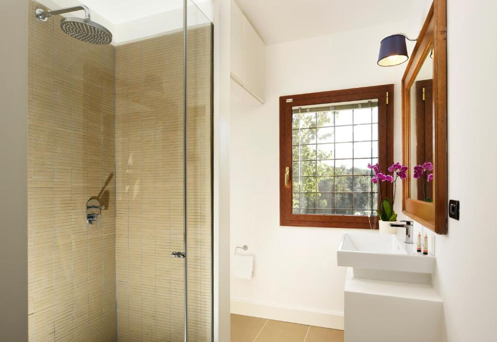 une salle de bain avec une douche en verre et un lavabo dans l'établissement Torre delle Cornacchie - Private Pool Villa, à Rome