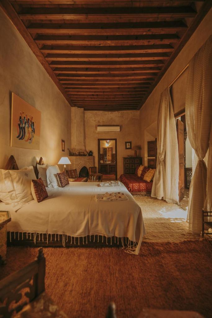 une chambre avec un grand lit dans une pièce dans l'établissement Riad Samsara, à Marrakech 24 autres photos